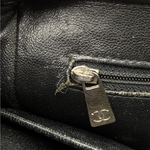 CHANEL VINTAGE Black caviar leather Quilted Shoulder Bag with Silver Accents - Picture 8 of 13